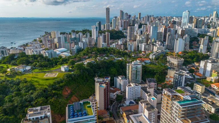 Sequestro em Bom Retiro deixa jovem com 70% do corpo queimado e outro homem morto após agressões e incêndio, polícia reúne imagens e perícia