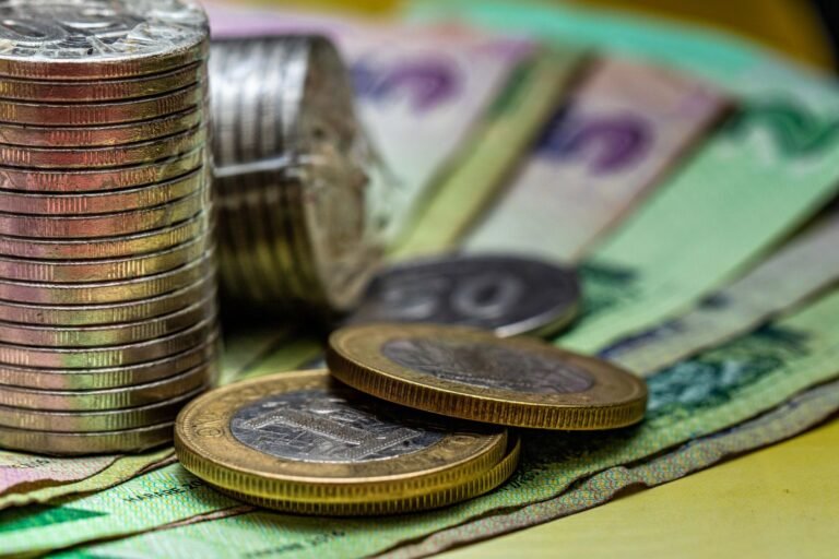 Feriados de abril 2026 e emenda de feriado, saiba quem pode emendar, quando há direito a folga compensatória ou pagamento em dobro e exceções para serviços essenciais