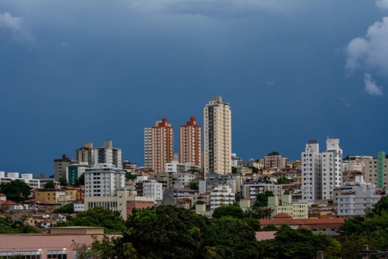 Motociclista morre em grave acidente na Avenida dos Trabalhadores em Volta Redonda; mulher fica ferida