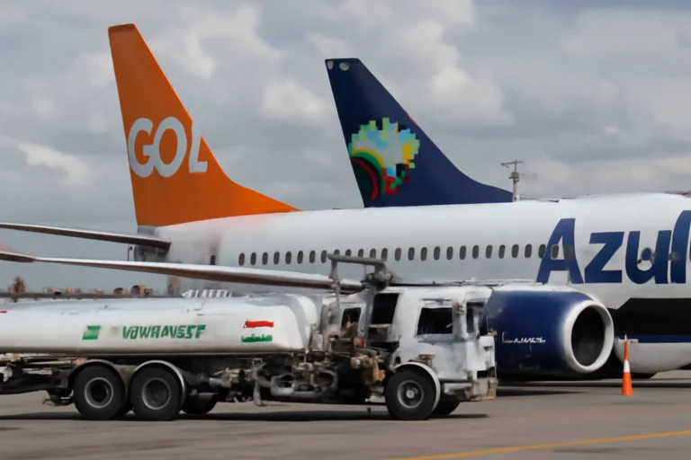 Petrobras eleva preço do querosene de aviação em 55%, alta pressiona tarifas e agrava recuperação financeira de Gol e Azul em meio à tensão internacional