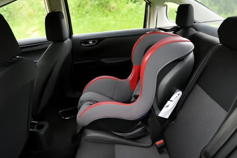 Onde instalar a cadeirinha infantil no carro, como evitar erros fatais, o que diz o Contran, como usar o Isofix e quando a criança pode ir no banco da frente