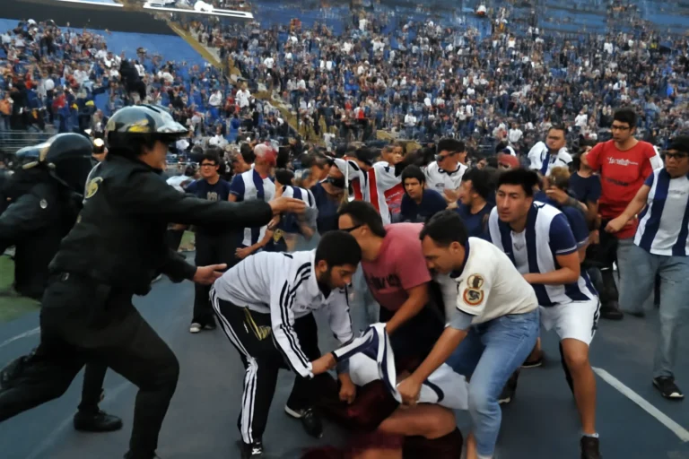 Incidente em estádio no Peru deixa um morto e cerca de 60 feridos no Alejandro Villanueva antes do clássico entre Alianza Lima e Universitario