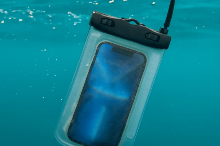 Capinhas à prova d’água protegem celulares mesmo em imersões longas, mas atenção ao embaçamento interno