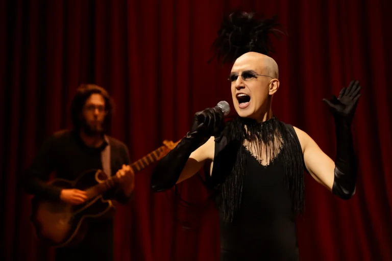 Fitti surpreende ao reinterpretar o repertório de Ney Matogrosso em show teatral e cheio de personalidade no Rio de Janeiro