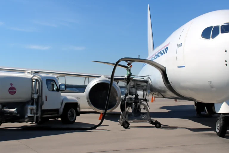 Governo zera impostos do combustível de aviação: entenda como isso pode impactar o preço das passagens aéreas em 2026