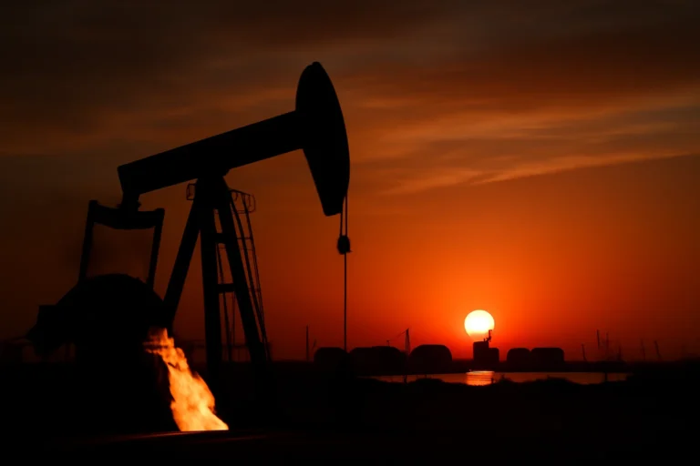 Petróleo cai abaixo de US$ 100 após cessar-fogo de Trump com Irã e promessa de reabertura do Estreito de Ormuz