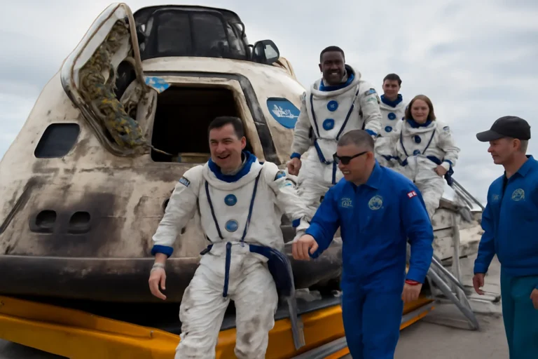 Astronautas da Artemis 2 deixam cápsula após retorno histórico; veja os próximos passos da missão e cuidados com a tripulação